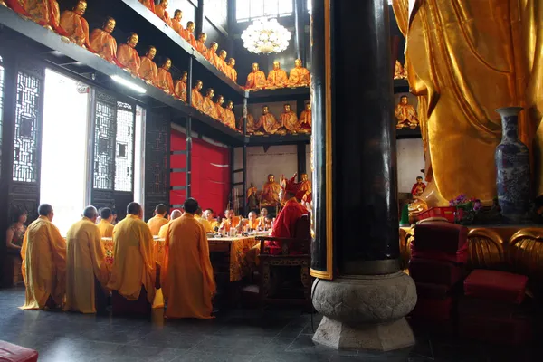 Les moines bouddhistes lors de la cérémonie religieuse — Photo