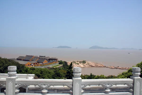 Vista del mare e del tempio buddista, Putuoshan, Cina — Foto Stock