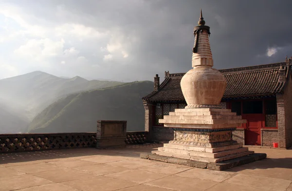 Buddhistischer Stupa bei der untergehenden Sonne im Nanshan-Tempel, wutaishan, — Stockfoto