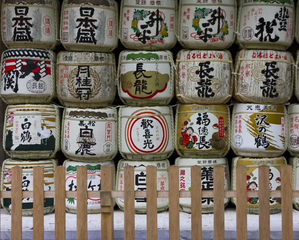 Sake-Opfergaben in der Nähe des Kasuga-Taisha-Schreins in Nara, Japan. — Stockfoto