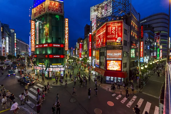 Широкоугольное фото ярко освещенных улиц в Восточном Синдзюку, Токио — стоковое фото