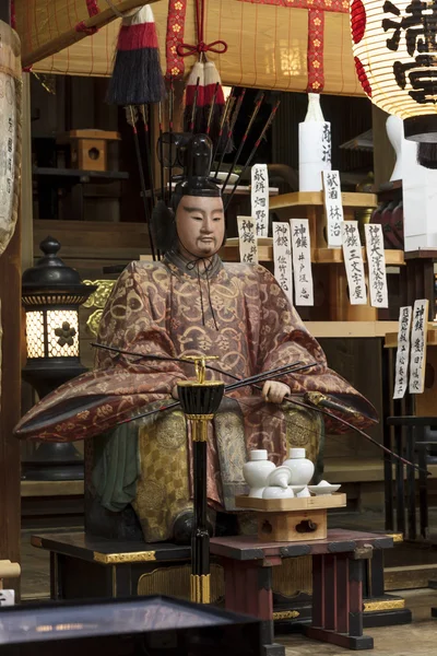 Uma estátua em tamanho de homem em um santuário de xintoísmo em Kyoto, Japão . — Fotografia de Stock