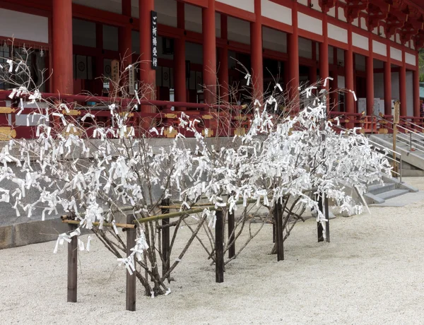 Ветки с бумажными лентами в храме Хэйан Цзингу в Киото, Япония — стоковое фото
