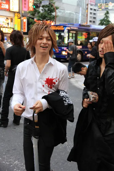 Os anfitriões masculinos procuram potenciais clientes no distrito de Kabukicho, Tok — Fotografia de Stock