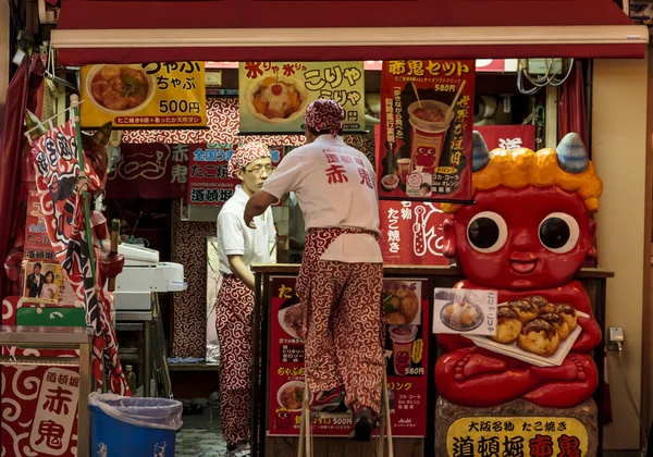 Empregados fechando um bar de rua em Dotombori, Osaka, Japão — Fotografia de Stock