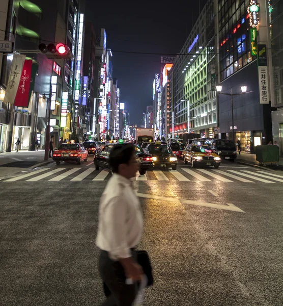 Blurred figure of a salariman as he crosses the street in Ginza — Stock Photo, Image