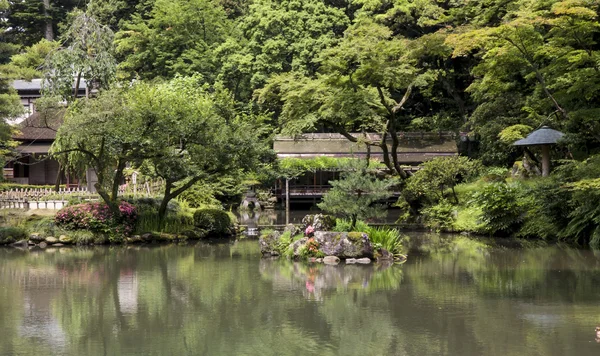 Bir Japon bahçesi ile yapay taş Adaları t parçası — Stok fotoğraf