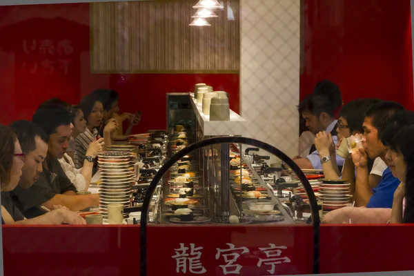 Automatisert sushirestaurant i Dotombori, Osaka, Japan – stockfoto