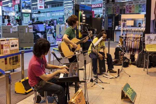 A Japanese pop band gives concert in a department store in TOkyo — Stock Photo, Image