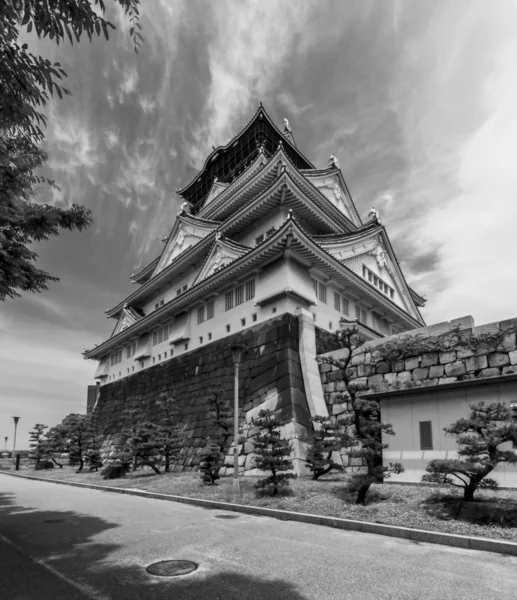 Weitwinkelaufnahme des Hauptturms der Osaka-Burg in Osaka, Japan — Stockfoto