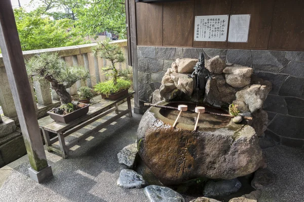 Purification ladles and bonsai trees in the Kanazawa old town, J — Stock Photo, Image