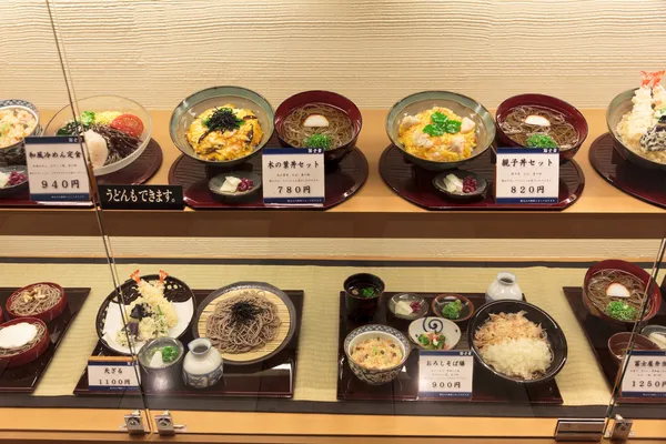 Modelos de comida plástica na janela de um restaurante japonês . — Fotografia de Stock