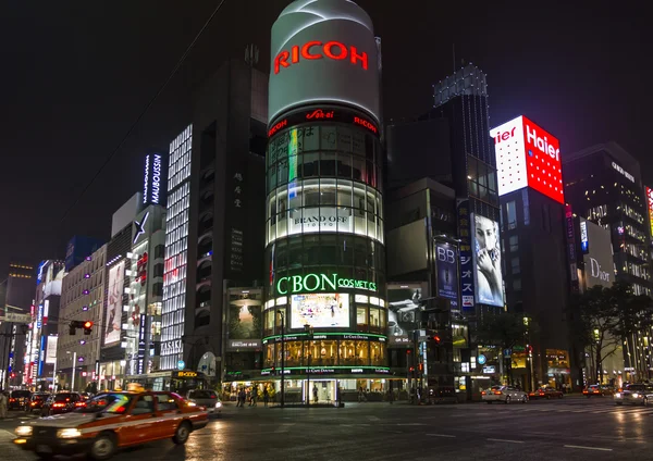 Foto noturna do edifício de San 'ai - o marco do distrito de Ginza , — Fotografia de Stock