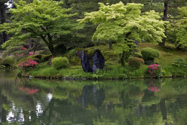 Fragment of a Japanese garden with carefully arranged rocks and — Stock Photo, Image