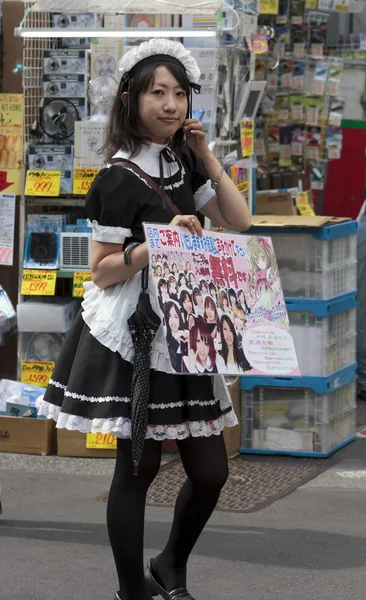Девушка рекламирует бар Cosplay Hostess в Токио — стоковое фото