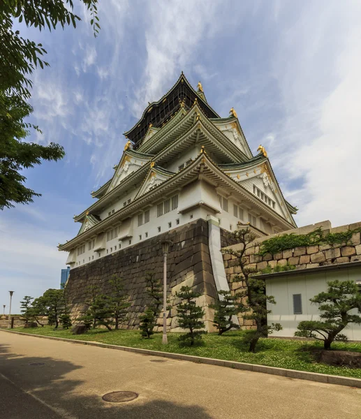 Weitwinkelaufnahme des Hauptturms der Osaka-Burg in Osaka, Japan — Stockfoto