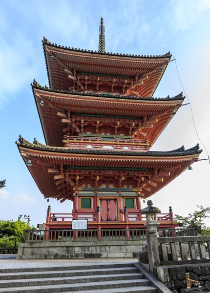 Pagoda rossa nel famoso tempio Kiyo-mizu dera a Kyoto, Giappone — Foto Stock