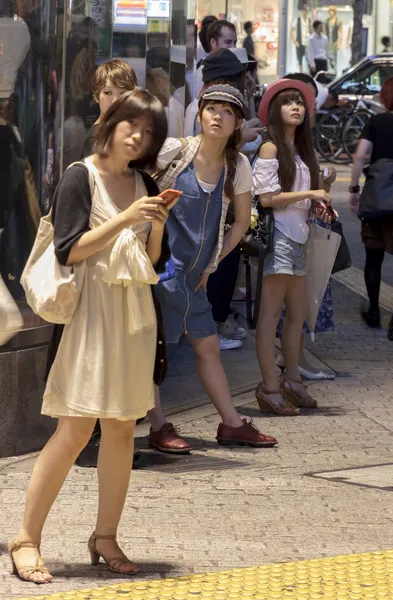 Mujeres japonesas de moda de pie en la calle — Foto de Stock