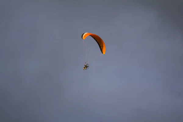 Orange motor paraglider in the background of dark blue sky — Stock Photo, Image