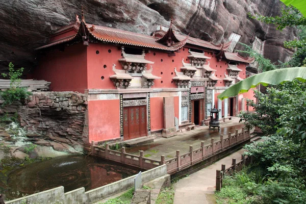 Temple building leaning against a vertical rock in Qiyun Taoist — Stock Photo, Image