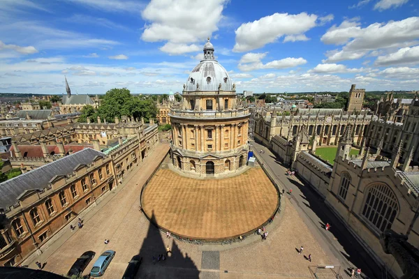 Etremely groothoek foto van radcliffe camera, het plein en de omliggende colleges in oxford, Engeland, met blauwe hemel en witte wolken in de achtergrond — Stockfoto