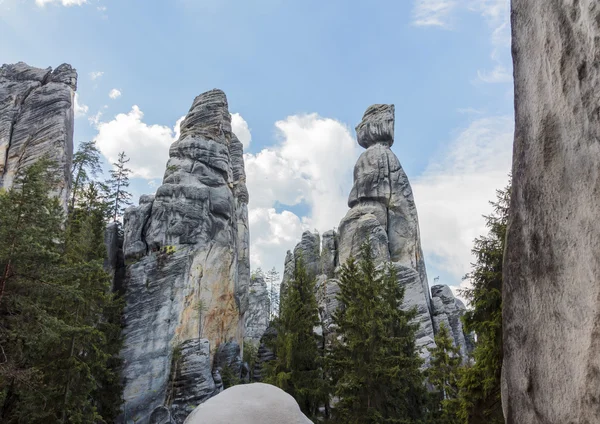 Spectaculaire mens-vormige stenen in rock stad ardspach, Tsjechische reputatie — Stockfoto