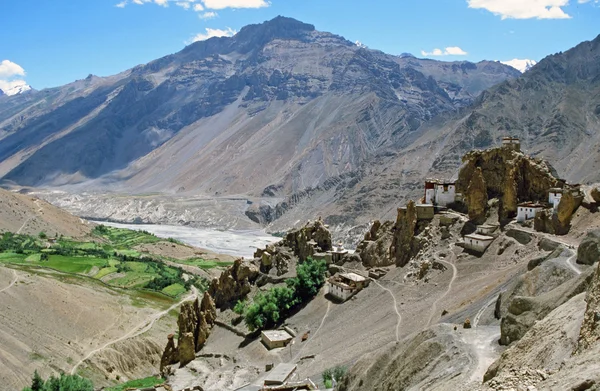 파노라마 od dhankar 마 및 높은 himalays 및 riv 곰 파 — 스톡 사진