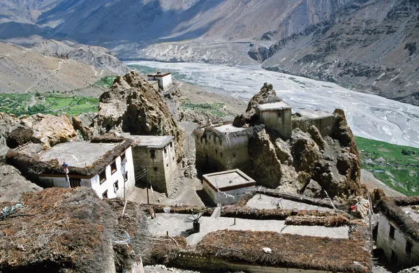 Casas tradicionales de techo plano del Himalaya en el pueblo de Dhankar con —  Fotos de Stock