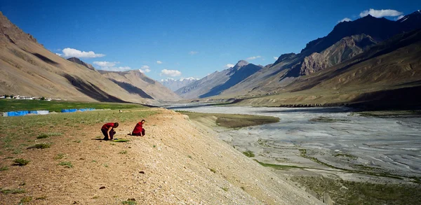 Tibetan monks resting by the Spiti Valley — Stock Photo, Image