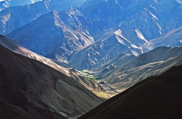Spelen van licht en schaduw over himalayn vallei en naburige moun — Stockfoto