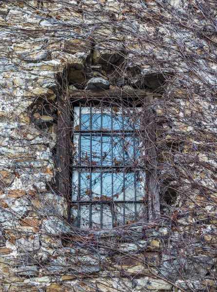 Window pane of an old, ruined stone building — Stock Photo, Image
