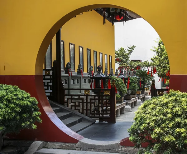 行の盆栽の木と月 gat と中国寺院の断片 — ストック写真