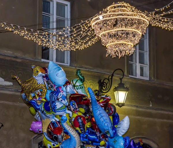 Palloncini colorati in vendita sotto forma di animali contro backgr — Foto Stock