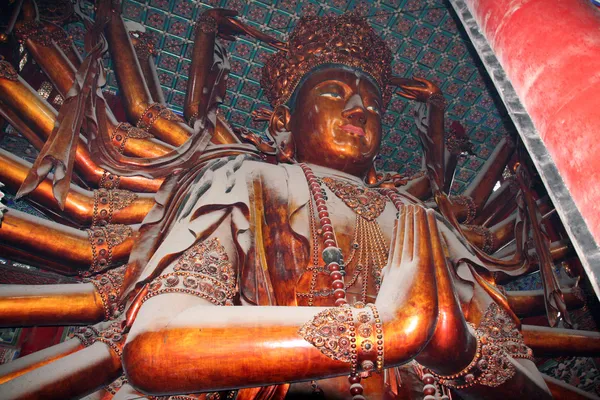 A gigantikus szobor guanyin, puning a templomban, Kína — Stock Fotó