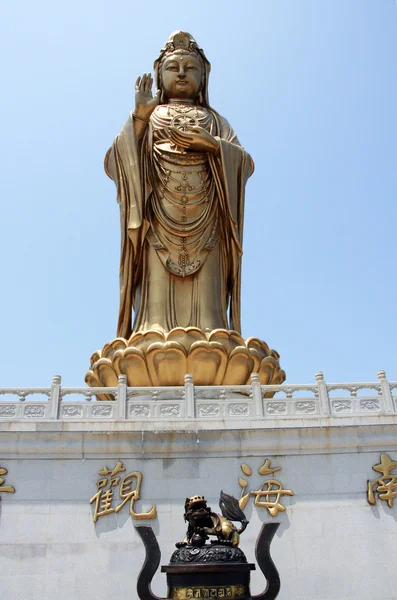 La gigantesque statue en métal de Guanyin sur Putuo Shan, Chine — Photo