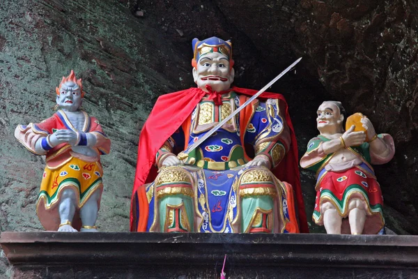 Statues taoïstes décorant un autel sculpté dans la roche au mont Qiyun — Photo