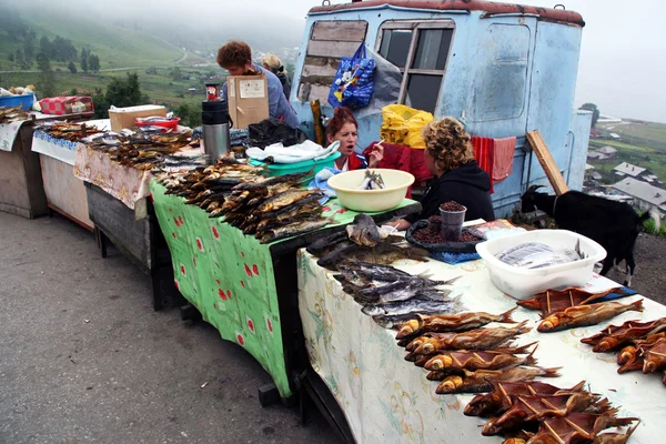 Bancarelle lungo la strada con pesce affumicato tra cui l'amous Baikal omul — Foto Stock