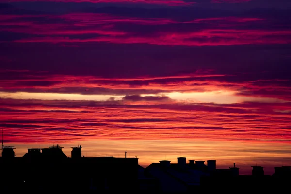 Spektakulärer roter und orangefarbener Himmel bei Sonnenuntergang — Stockfoto