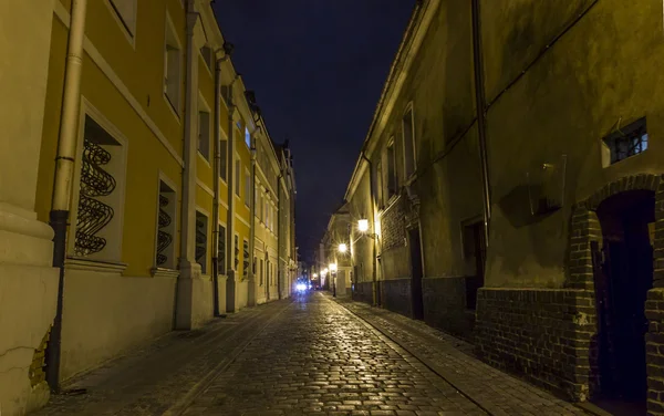 Night photo of a cobbled street in the old part of Poznan, Polan — Stock Photo, Image