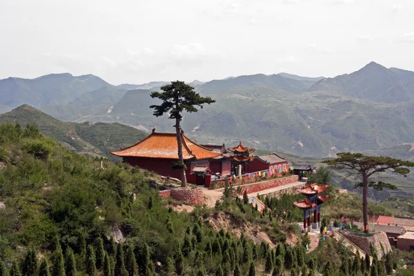 Temple bouddhiste surplombant les montagnes du nord de la Chine, près de Daton — Photo