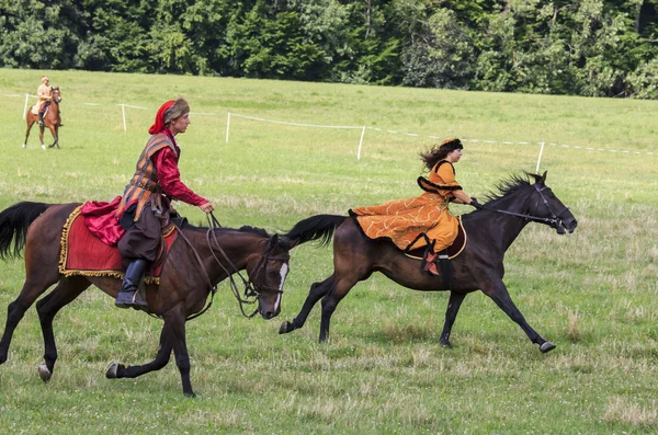 History fans dressed as 17th century Polish gentry ride on horse — Stock Photo, Image