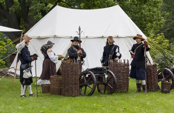 Geschiedenis fans gekleed als 17e eeuw huurling soldaten — Stockfoto