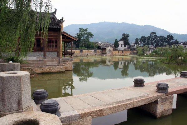 Uma ponte de pedra que leva a uma antiga aldeia na província de Anhui , — Fotografia de Stock