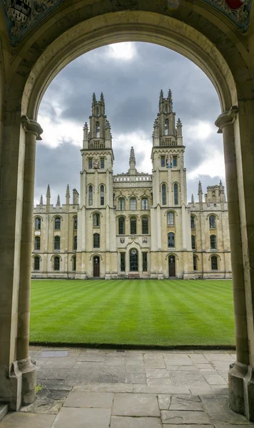 Entrada para uma faculdade em Oxford, Inglaterra — Fotografia de Stock