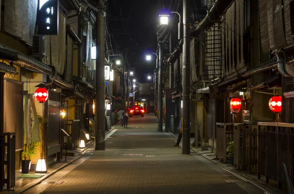 Narrow street with traditional wooden architecture in Gion distr — Stock Photo, Image