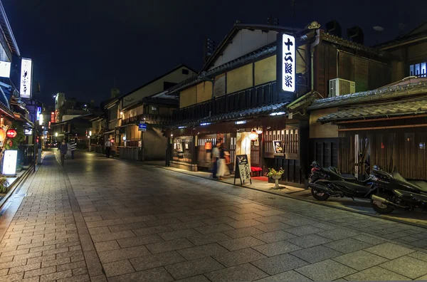 Nacht uitzicht op thee-huizen, hanami-koji, gion district, kyoto, jap — Stockfoto