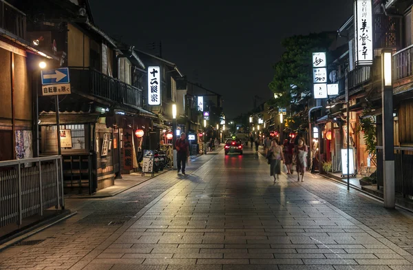 Vista nocturna de Hanami-koji en el distrito de Gion, Kyoto, Japón . —  Fotos de Stock