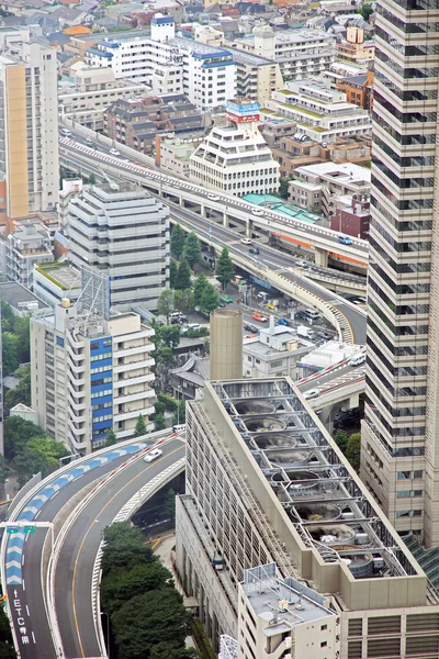 Tokyo endüstriyel bir görünümü ile meşgul yollar ve gökdelenler — Stok fotoğraf