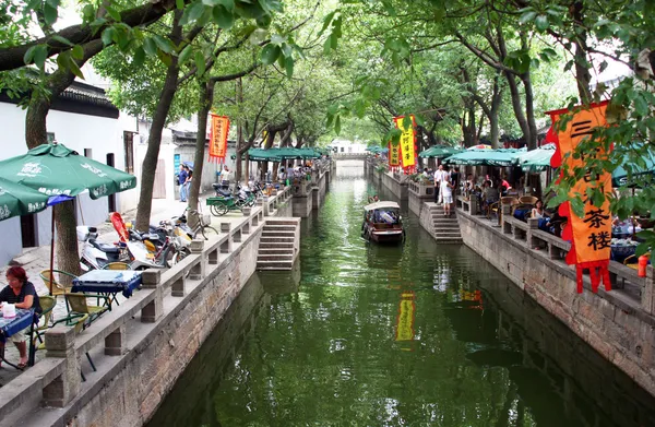 Paisagem de Tongli watertown com barcos tradicionais e hou velho — Fotografia de Stock