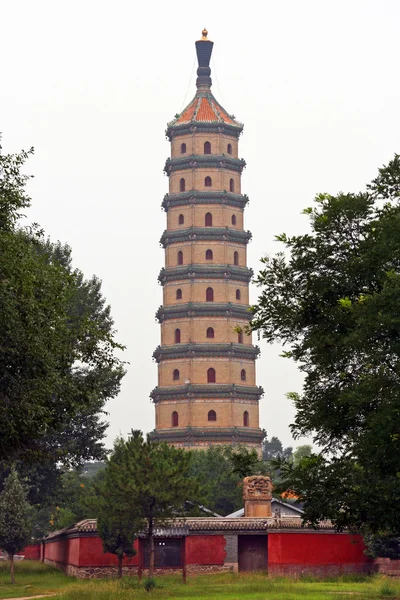 Yaz Sarayı kompleksi içinde chengde, b kuzeyinde Beyaz pagoda — Stok fotoğraf